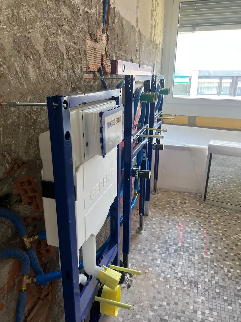Badsanierung im Rohbau: Geberit Duofix Vorwandelemente und Wasserleitungen