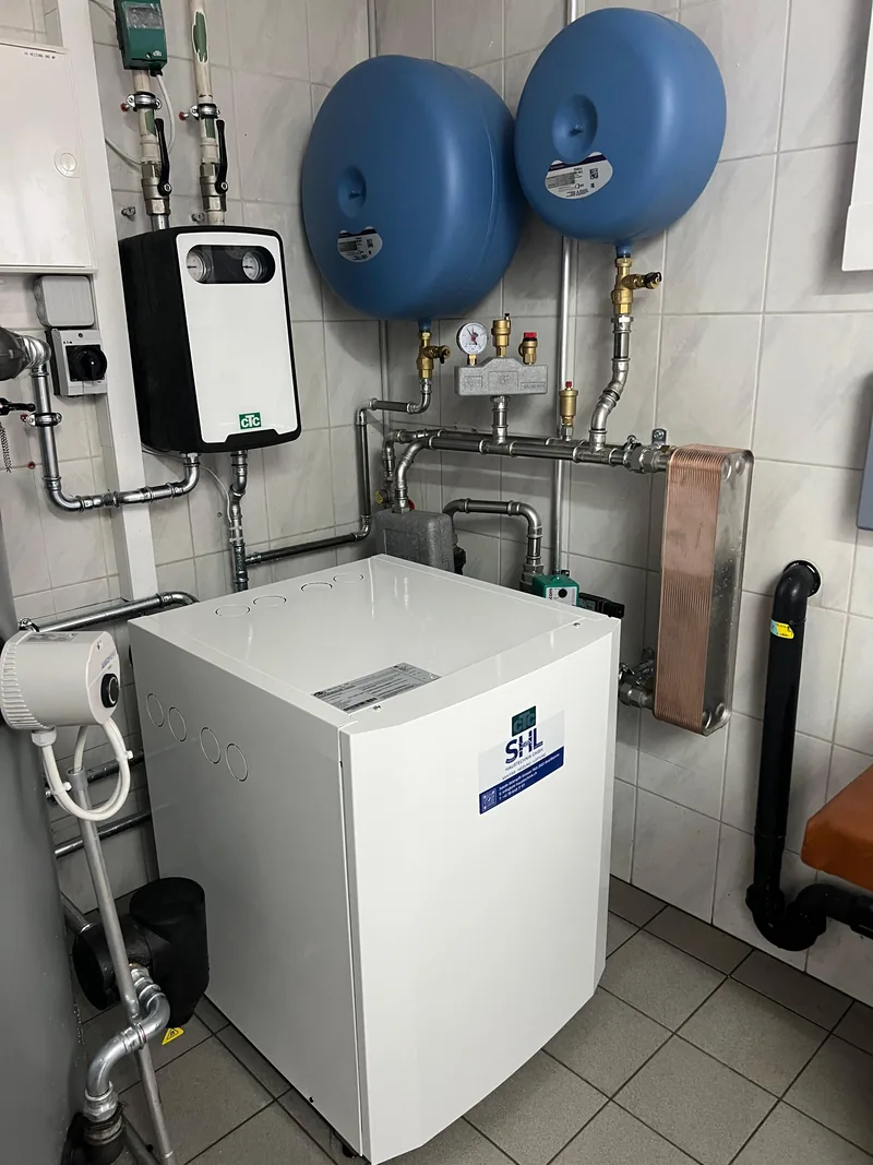 CTC Wärmepumpen-Inneneinheit mit Expansionsgefässen und Verteiler mit Manometern