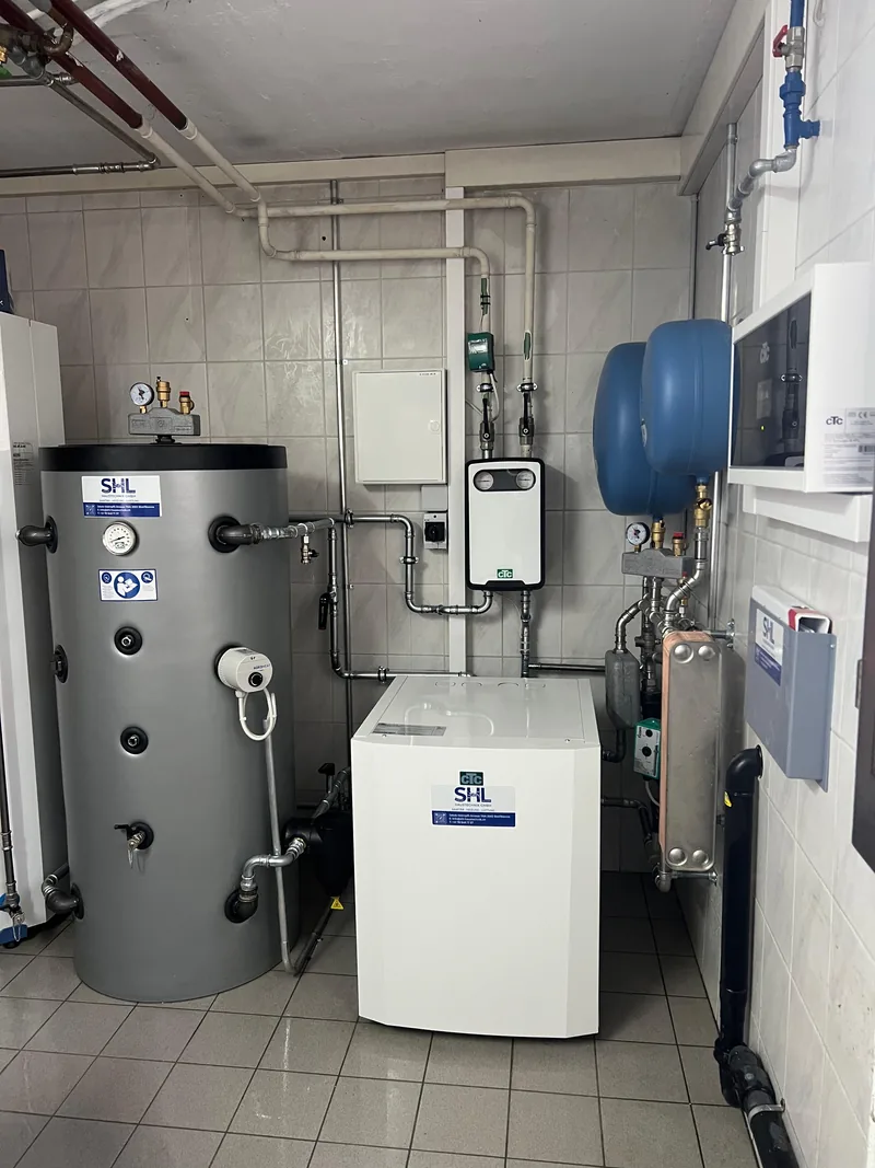 Technikraum nach Heizungssanierung mit CTC Wärmepumpe, Pufferspeicher und Elektroverteilung