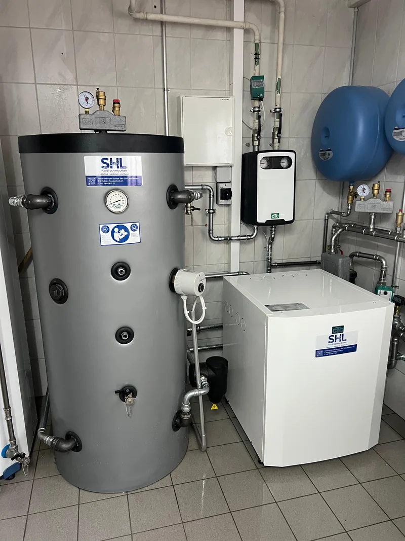 Pufferspeicher mit SHL Haustechnik Etikette, daneben die CTC Wärmepumpen-Inneneinheit