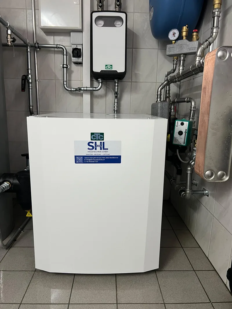 CTC Wärmepumpen-Inneneinheit mit SHL Haustechnik Serviceaufkleber