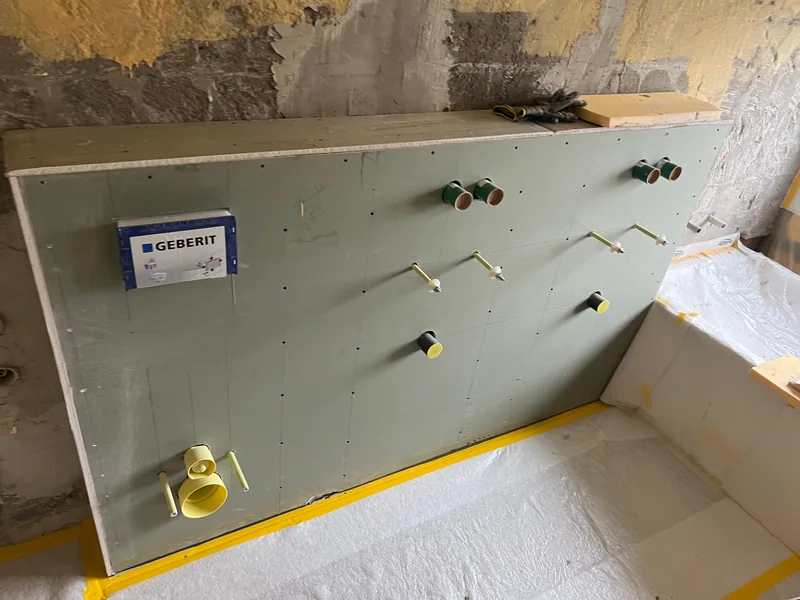 Beplankte Vorwand mit vorbereiteten Anschlüssen für WC, Waschtisch und Armaturen