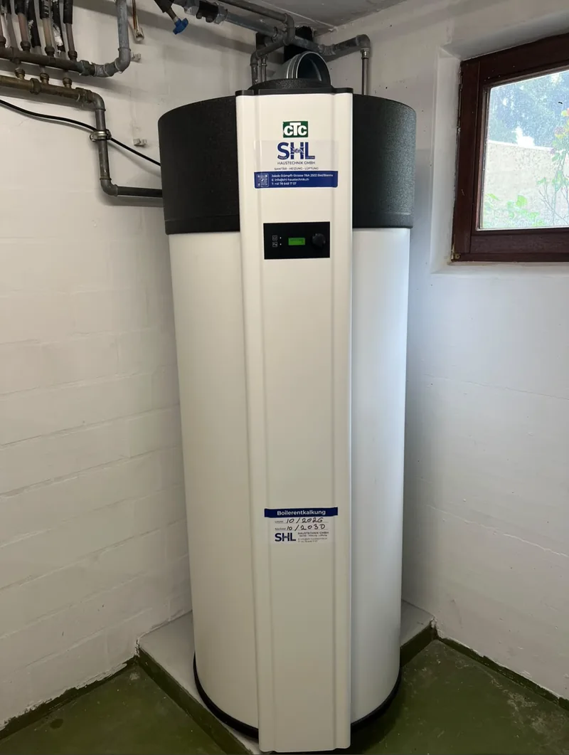 CTC Wärmepumpenboiler mit SHL Entkalkungs-Serviceetikette